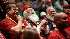 Seorang santa tertawa ketika mengikuti kelas di Charles W. Howard Santa Claus School di Midland, Michigan, 27 Oktober 2016. Sekolah khusus Santa Claus ini untuk belajar menjadi seorang Santa Claus yang baik dan menyakinkan. (REUTERS/Christinne Muschi)