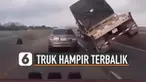 Terekam kamera dashcam mobil. Sebuah Truk muatan hampir terbalik mengenai mobil yang melaju di sebelahnya.