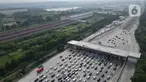 Foto udara sejumlah kendaraan pemudik saat memasuki Gerbang Tol Cikampek Utama menuju arah Tol Cipali di Karawang, Jawa Barat, Sabtu (6/4/2024). (Liputan6.com/Herman Zakharia)