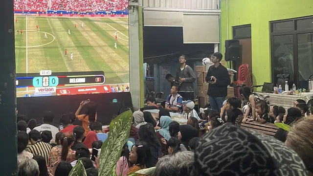 Menteri Perumahan dan Kawasan Permukiman (PKP), Maruarar Sirait Nobar Piala Dunia 2026 di Permukiman Johar Baru, Jakarta