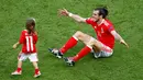 Gareth Bale bersama putrinya, Alba usai laga melawan Irlandia Utara dalam babak 16 besar Euro 2016 di Parc des Princes, Paris, Prancis, Minggu (26/6). (REUTERS/ Christian Hartmann)