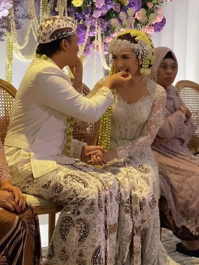 Prosesi adat pernikahan Rizky Febian dan Mahalini (Instagram/thebidestory)