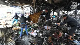 Pedagang mencari sisa barang dagangan usai kebakaran melanda Pasar Blok A Kebayoran Baru, Jakarta Selatan, Rabu (6/3). Kerugian ditaksir mencapai miliaran rupiah. (merdeka.com/Arie Basuki)