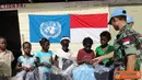 Citizen6, Haiti: Mayor Czi Harry Praptomo selaku Liasson Officer Satgas memberikan bingkisan seragam secara simbolis kepada anak-anak sekolah dasar dalam rangka peringatan HUT RI ke - 67.  (Pengirim: Badarudin Bakri)