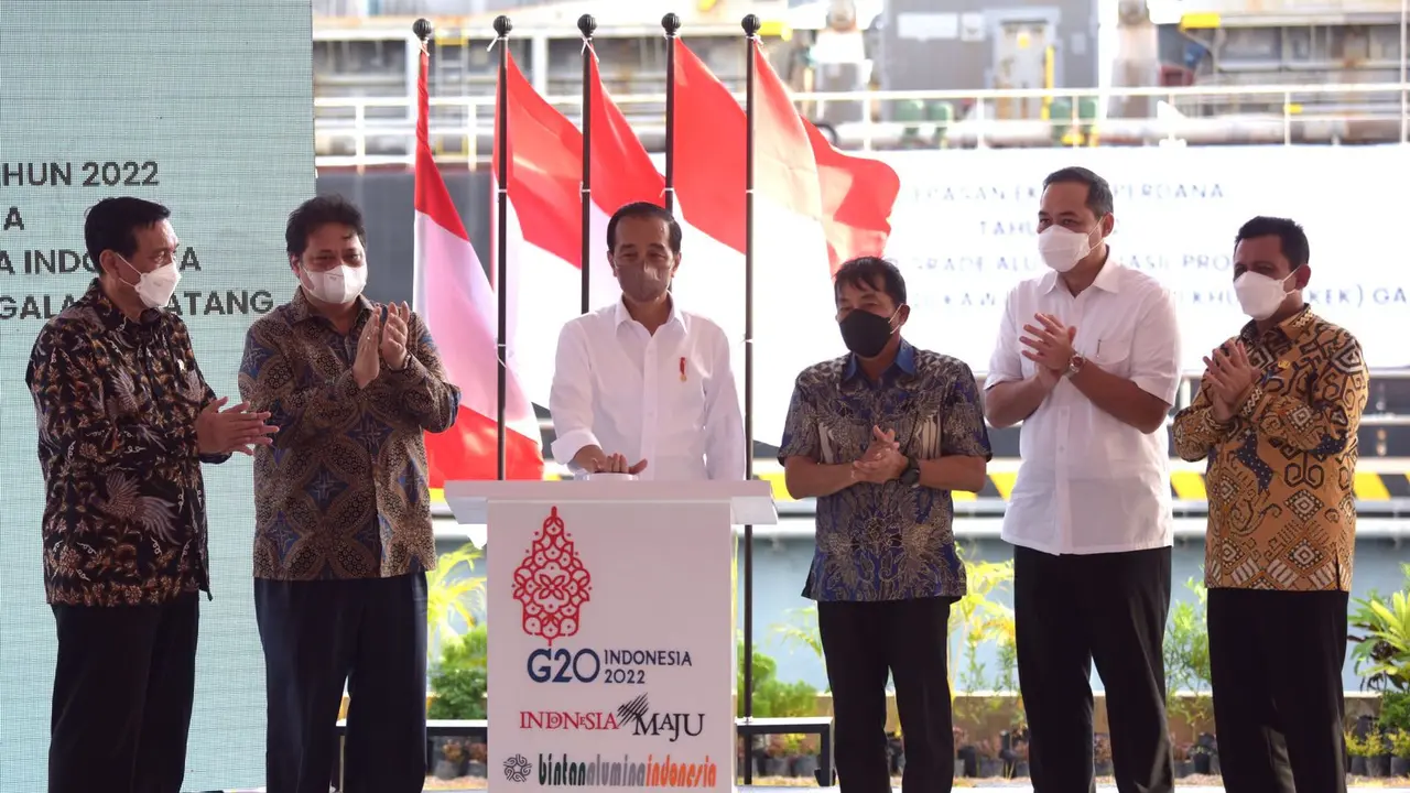 Presiden Joko Widodo (Jokowi) melepas peluncuran ekspor perdana Smelter Grade Alumina (SGA) di Kawasan Ekonomi Khusus (KEK) di Galang Batang, Bintan, Kepulauan Riau.