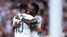 Pemain Real Madrid Kylian Mbappe dan Vinicius Junior merayakan gol dalam laga La Liga Spanyol antara Real Madrid vs Real Sociedad di Madrid, Spanyol, Rabu, 26 Agustus 2026. (AP Photo/Manu Fernandez)