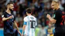 Kapten timnas Argentina, Lionel Messi meninggalkan lapangan ketika pemain Kroasia merayakan kemenangan pada pertandingan Grup D Piala Dunia 2018 di Nizhy Novgorod Stadium, Jumat (22/6). Argentina harus mengakui keunggulan Kroasia 0-3. (AP/Pavel Golovkin)