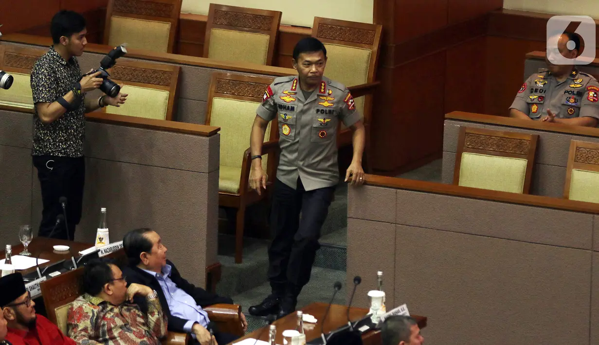 Komjen Pol Idham Azis (tengah) saat menghadiri rapat paripurna di Kompleks Parlemen, Jakarta,  Kamis (31/10/2019). Rapat paripurna DPR menyetujui Idham Aziz menjadi Kapolri menggantikan Jenderal Polisi (Purn) Tito Karnavian. (Liputan6.com/JohanTallo)