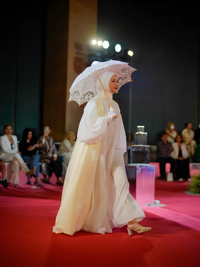 Pakaian Muslim Heaven Lights memperkenalkan koleksi terbarunya bertemakan ‘Quintessence’ Dubai Modest Fashion Week 2021