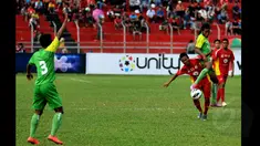 Persebaya Surabaya unggul 1-0 atas Semen Padang di laga pembuka SCM Cup 2015 yang dihelat di Stadion Haji Agus Salim, Padang, Sumbar, Sabtu (17/1/2015). (Liputan6.com/Johan Tallo)