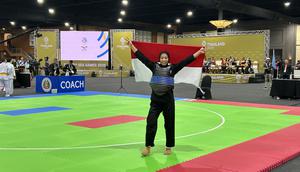 Pesilat Indonesia, Safira Dwi Meilani, berselebrasi setelah meraih medali emas SEA Games 2025 di Bangkok, Thailand, Rabu (17/12/2025). (Bola.com/M. Adi Yaksa)