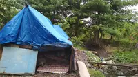 Pasangan kakek nenek yang tinggal di tenda lusuh itu baru memutuskan hidup bersama setelah usia mereka tua. (Liputan6.com/Panji Prayitno)