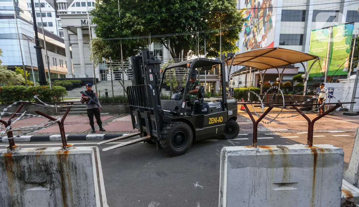 Para pengunjung yang hendak masuk ke Gedung MK harus melewati pemeriksaan barang bawaan terlebih dulu. (Liputan6.com/Angga Yuniar)