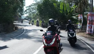 peserta HBD tengah turing bersama mengggunakan PCX 160. (Liputan6.com/Rendy Yansah)