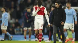 Gelandang Arsenal Fabio Vieira tertunduk usai pertandingan melawan Manchester City pada putaran keempat Piala FA di Stadion Etihad di Manchester, Inggris, Sabtu (28/1/2023). Man City menang tipis atas Arsenal dengan skor 1-0. (AP Photo/Dave Thompson)