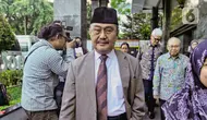 Ketua Majelis Kehormatan Mahkamah Konstitusi (MKMK) Jimly Asshiddiqie saat memasuki Gedung Mahkamah Konstitusi, Jakarta, Senin (30/10/2023). (Liputan6.com/Angga Yuniar)