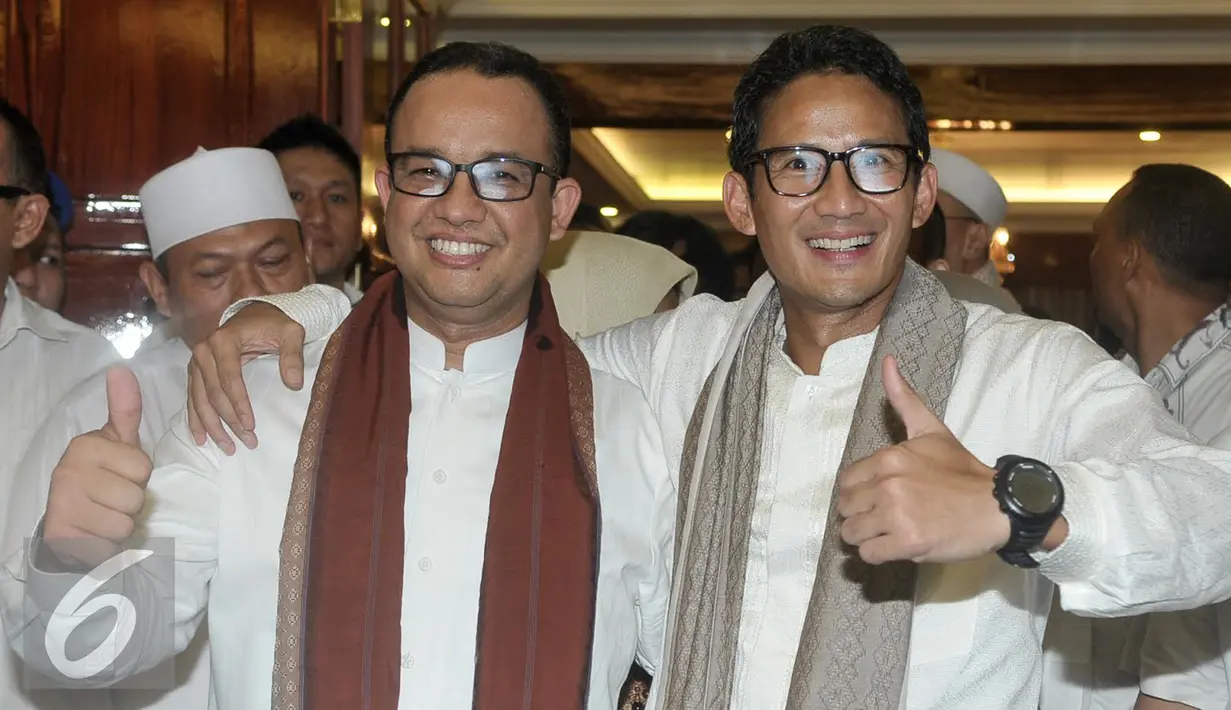 Anies Rasyid Baswedan dan Sandiaga Salahuddin Uno saat berada di kediaman orang tua Ketua Umum Gerindra, Prabowo Subianto, Jakarta, Jumat (23/9).  (Liputan6.com/Yoppy Renato)