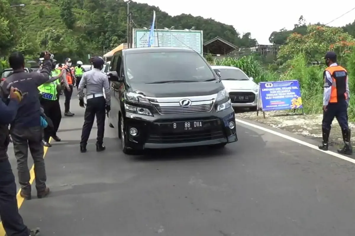 Sejumlah petugas gabungan melakukan penyekatan mengantisipasi kunjungan wisatawan di jalur Puncak, Bogor dan Cianjur, untuk mencegah kerumunan orang di tengah darurat wabah COVID-19.