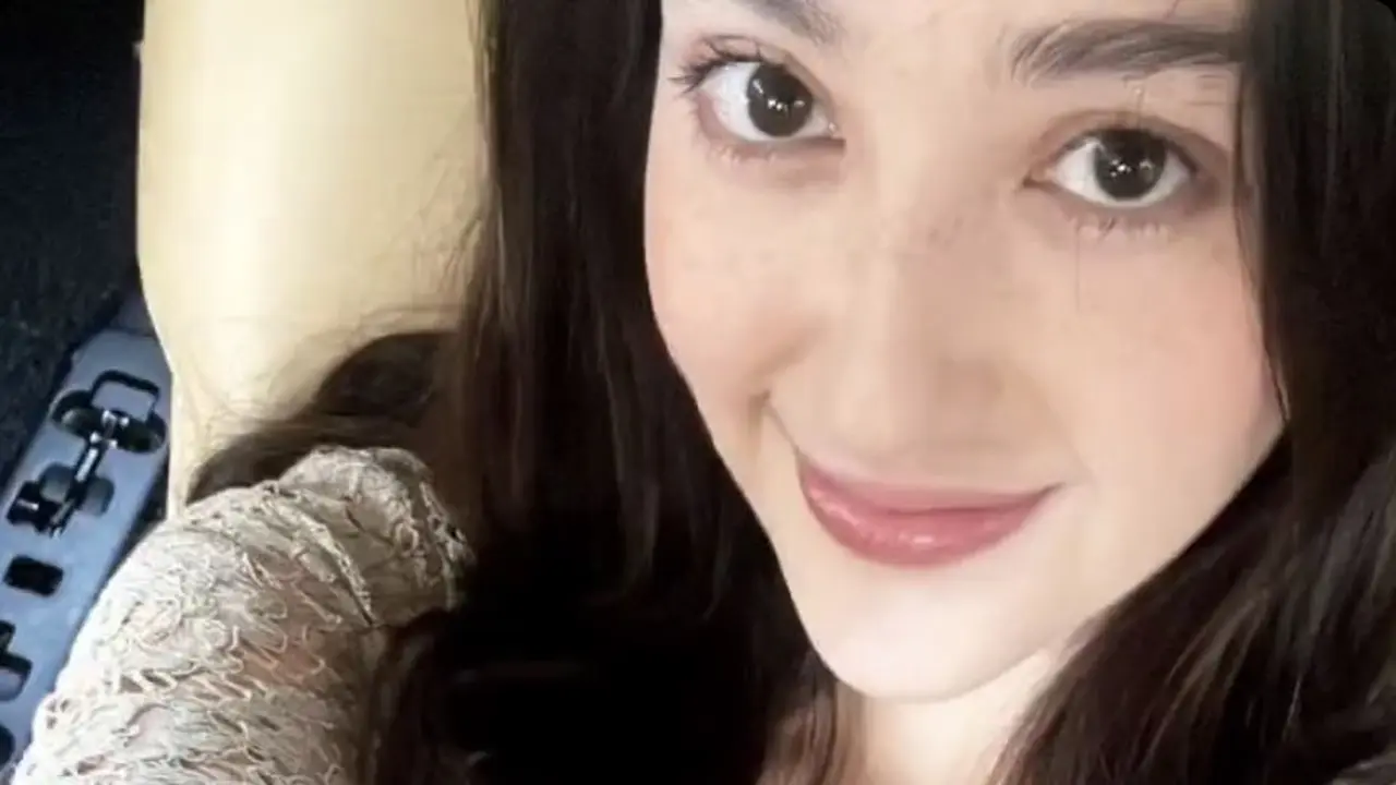 Tampilan Ranty Maria dipernikahan Laura Theux dan Indra Brotolaras