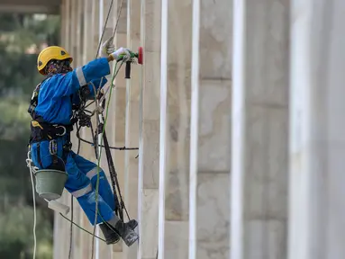 Pekerja merawat keramik Masjid Istiqlal, Jakarta, Rabu (17/7/2019). Proyek renovasi Masjid Istiqlal yang dikerjakan PT Waskita Karya meliputi pembangunan gedung parkir, penataan kawasan, arsitektur, interior, renovasi sistem mekanikal, elektrikal dan plumbing (MEP). (Liputan6.com/Fery Pradolo)