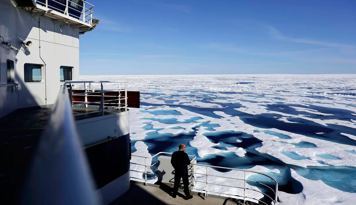 Kapten penjaga pantai Kanada Victor Gronmyr melihat es yang menutupi Selat Victoria dari atas kapal pemecah es Finlandia MSV Nordica saat melintasi Northwest Passage melalui Kepulauan Arktik Kanada (22/7). (AP Photo/David Goldman)