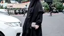 Wardah Maulina tampil dengan gamis warna hitam, lengkap dengan cadar dan kerudung warna serasi. @wardahmaulina_