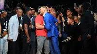 Floyd Mayweather Jr dan Conor McGregor adu mulut pada konferensi pers di Budweiser Stage, Toronto, Kanada, Rabu (12/7/2017). (AFP/Vaughn Ridley)