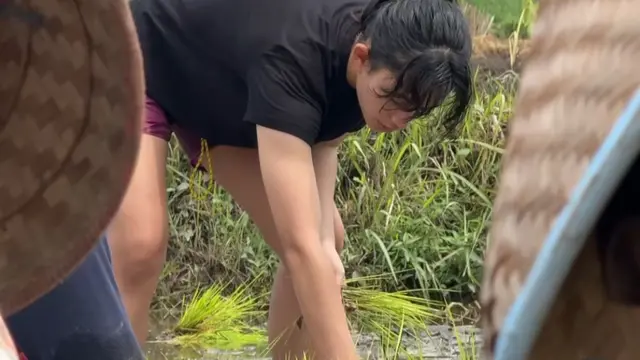 Dipuji Humble, 5 Potret Keseruan Sintya Marisca Olahraga Pagi dengan Bantu Petani Menanam Padi (credit: instagram.com/sintyamarisca)