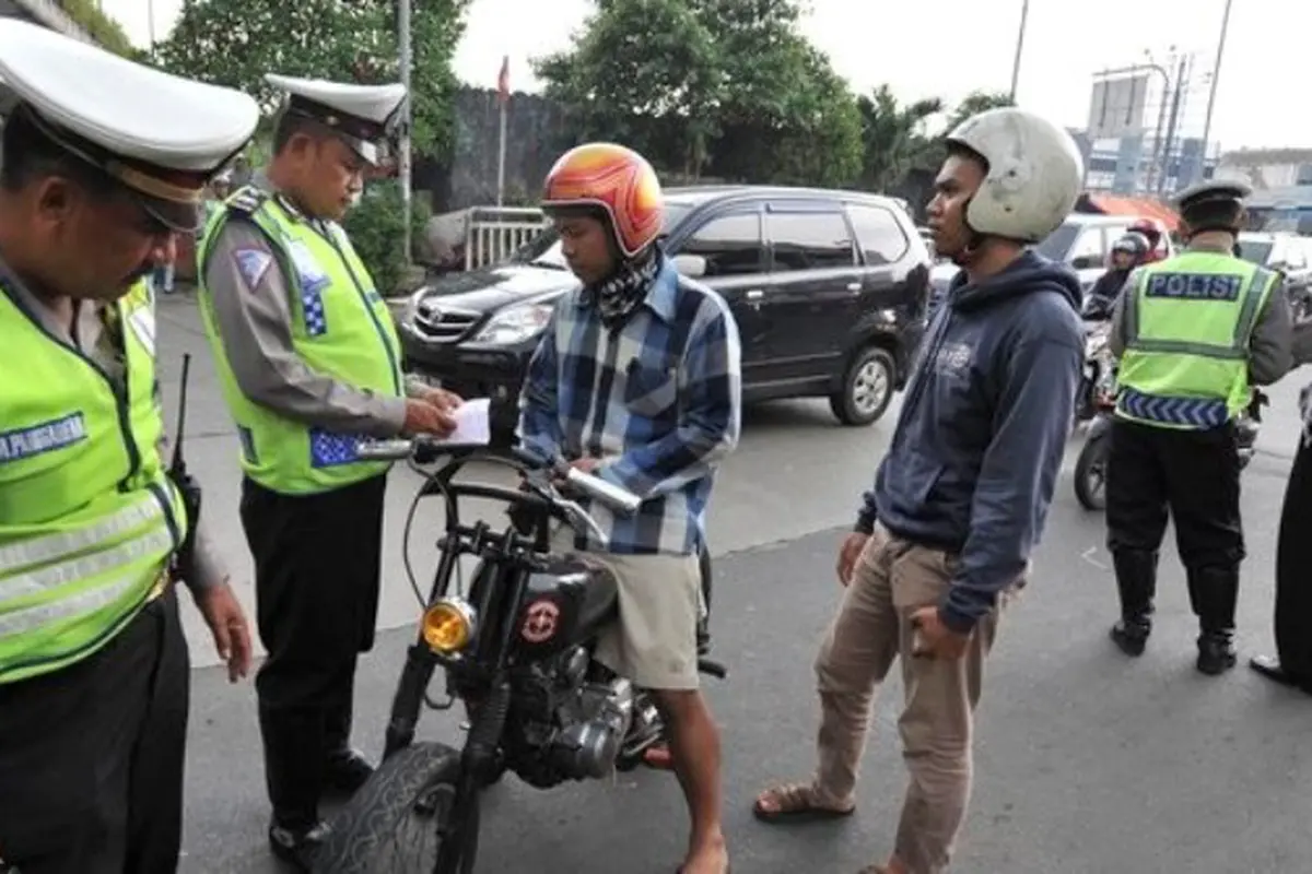 Ganti Denda Tilang, Polisi Minta Pegang Dada Pengemudi Wanita!