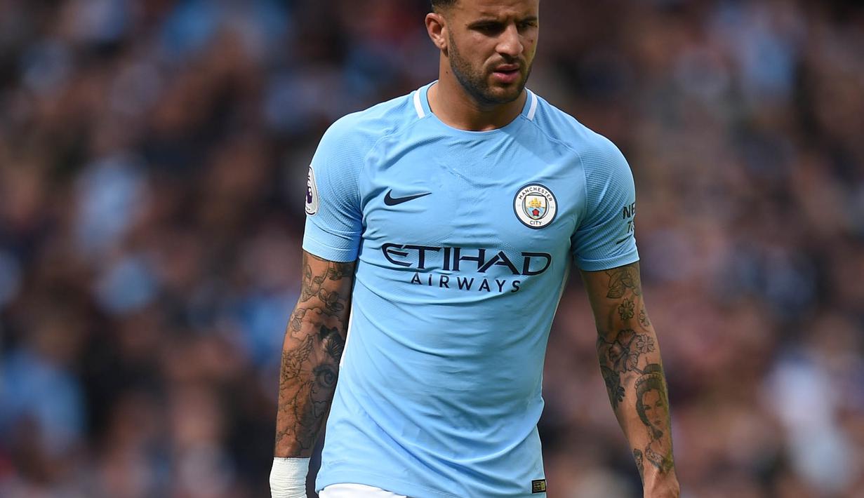 5. Bek sayap anyar Manchester City, Kyle Walker membantu pekerja medis dengan membawakan tas para petugas. Momen ini terjadi ketika para pekerja medis sedang sibuk menangani Ederson Moraes yang terluka parah. (AFP/Oli Scarff)