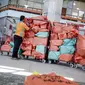 Pekerja menyortir paket dan logistik yang akan didistribusikan di Sentral Pengolahan PT Pos Indonesia (Persero), Jakarta, Jumat (15/5/2020). Pengiriman paket via Pos pada H-9 Lebaran 2020 mencapai 1,8 juta barang atau naik 20 persen dibandingkan periode sama tahun lalu. (Liputan6.com/Faizal Fanani)