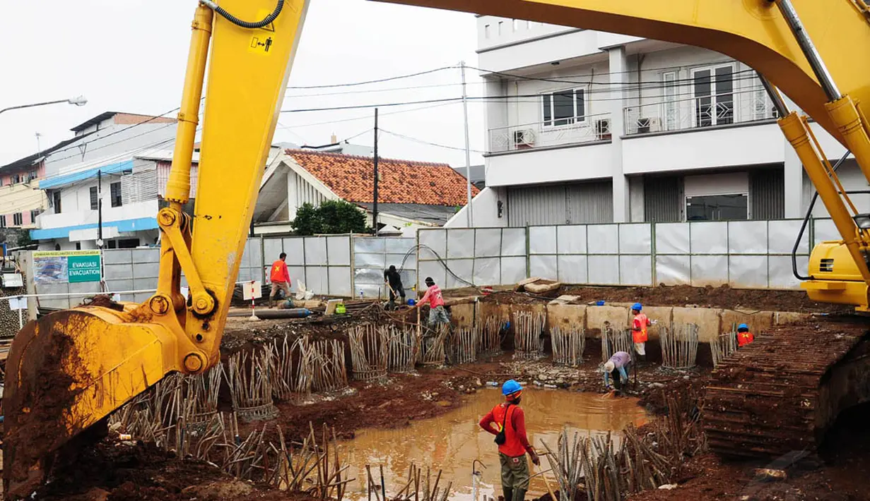 Pekerja menyelesaikan proyek tahap awal galian sodetan Kali Ciliwung di kawasan Otista, Jakarta, Kamis (10/7/14). (Liputan6.com/Faizal Fanani)