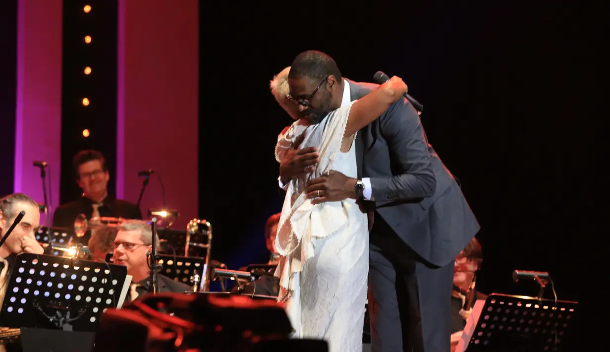 Dira juga minta izin memeluk Mackrel, sebagai ungkapan rasa bangganya bisa sepanggung dengan jazz asal belanda tersebut. Tidak hanya nyanyi lagu balad, Dira juga unjuk kebolehannya menyanyikan lagu tempo cepat. (Adrian Putra/Bintang.com)