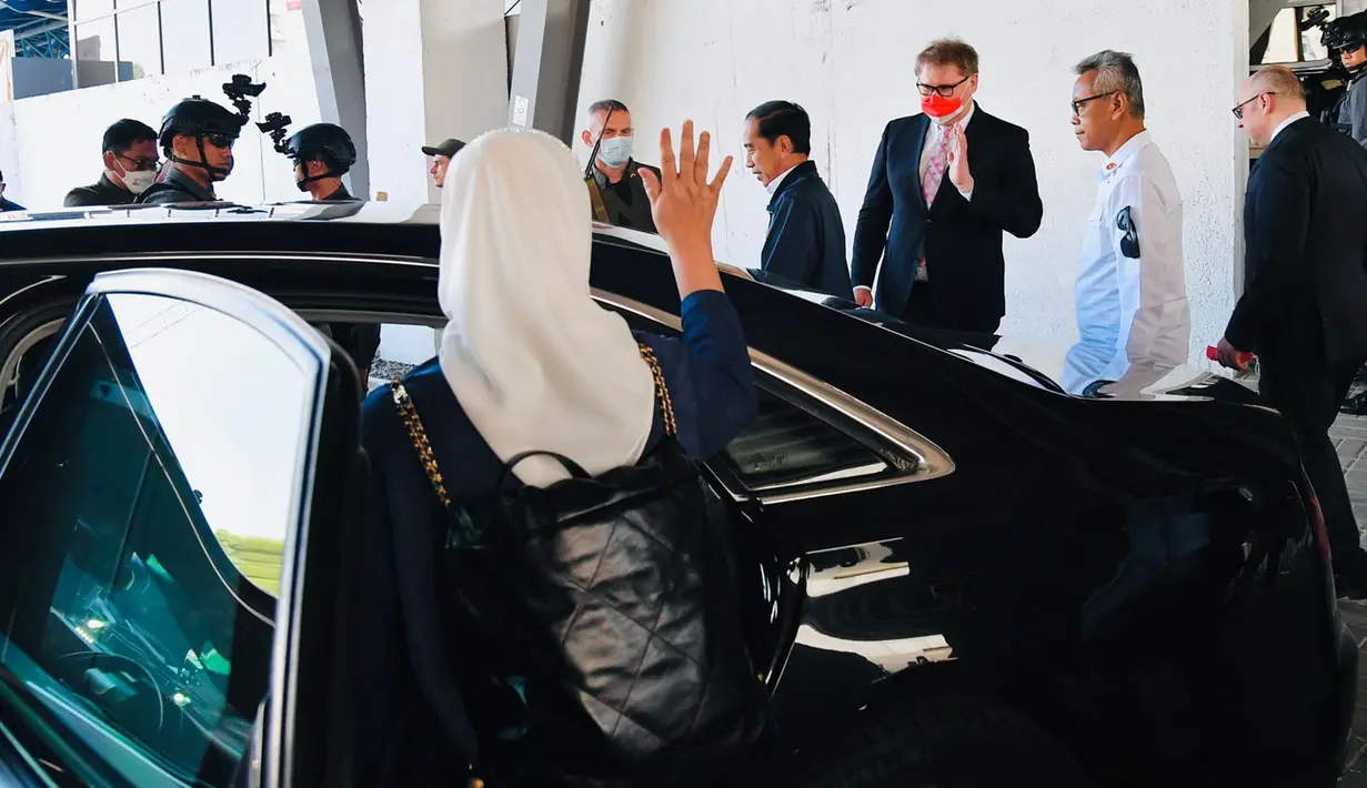 Presiden Joko Widodo atau Jokowi bersama Ibu Iriana menaiki mobil saat tiba Stasiun Central Kyiv, Ukraina, Rabu (29/6/2022). Sore harinya, Presiden Jokowi dan Ibu Iriana beserta rombongan terbatas akan kembali ke Stasiun Central Kyiv untuk kemudian bertolak menuju Stasiun Przemysl di Polandia dengan menggunakan KLB. (Foto: Biro Pers Sekretariat Presiden)