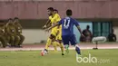 Aksi Zulham Zamrun mengecoh Dedi Kusnandar dilapangan pada babak 8 besar Piala Presiden 2017 di Stadion Manahan, Solo, Sabtu (25/2/2017). Mitra kalah dari Persib 2-3. (Bola.com/Nicklas Hanoatubun)