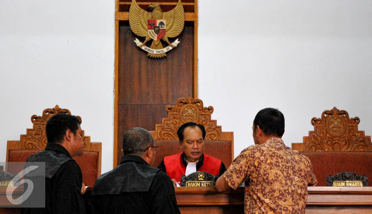 Hakim Tunggal, Amat Khusairi memeriksa dokumen surat permohonan dari pihak Ilham Arief Sirajuddin di PN Jaksel, Rabu (1/7/2015). Ilham ditetapkan tersangka terkait dugaan korupsi kerjasama instalasi PDAM Makassar 2006-2012. (Liputan6.com/Yoppy Renato)