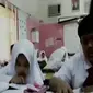 Dengan 49 staf pengajar dan karyawan, sekolah Indonesia di Jeddah, mampu meluluskan siswa berprestasi.