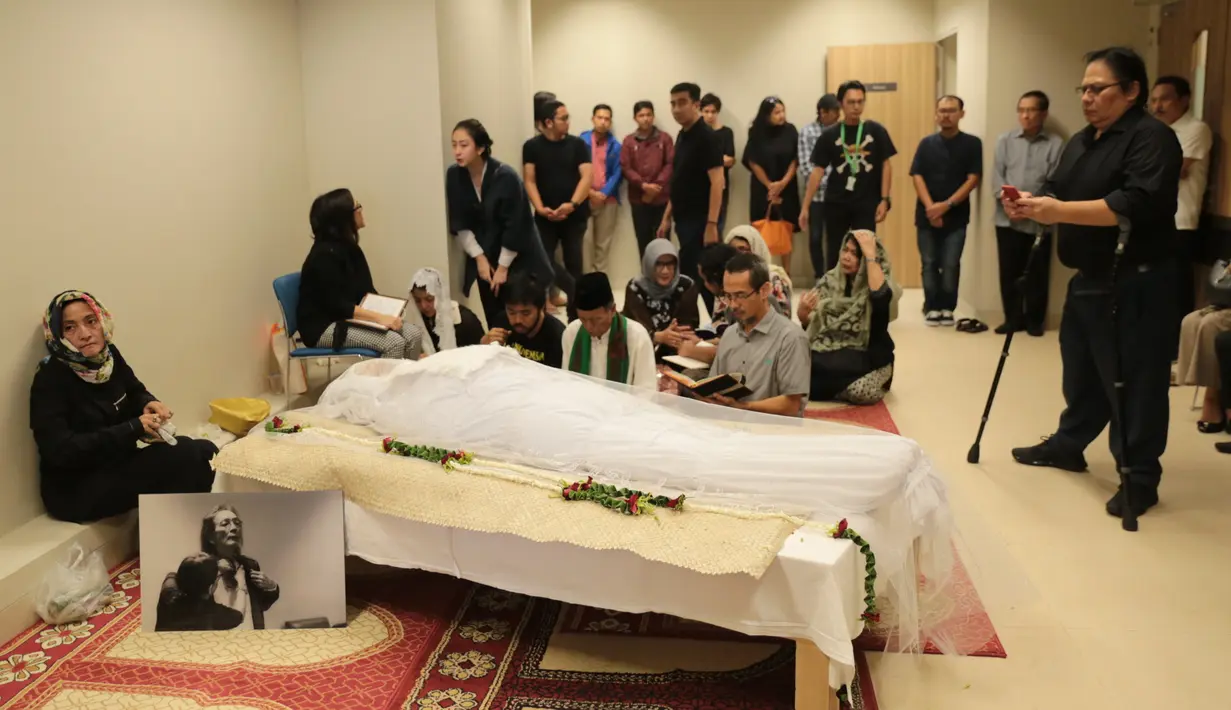 Di usia 63 tahun, Yockie Suryo Prayogo tutup usia dan meninggalkan kenangan bagi orang-orang tersayangnya.  Senin (5/2/2018), Yockie hembuskan napas terkahirnya pukul 07.35 WIB di RSPI Bintaro. (Adrian Putra/Bintang.com)