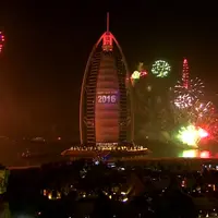 Meski terjadi kebakaran di hotel The Address, perayaan Tahun Baru 2016 di Dubai tetap meriah dan mewah. 