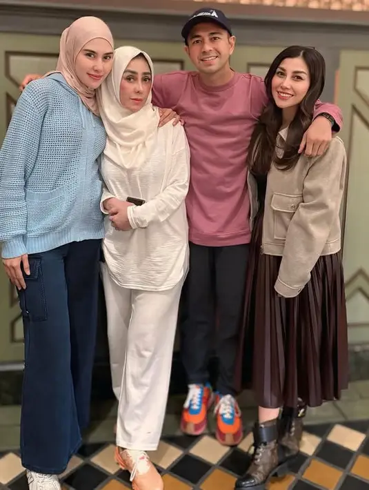 Syahnaz juga mengenakan jaket knit baby blue dipadukan celana denim cargo serta kerudung coklat. Sang ibunda tampil dengan baju, kerudung, dan celana putih.  [@raffinagita1717]