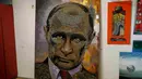 Tampak hasil lukisan wajah Presiden Rusia Vladimir Putin yang di buat oleh seniman asal Ukraina, Dariya Marchenko di Kiev, Ukraina (27/7/2015). 5.000 peluru dihabiskan Dariya yang diambil dari lokasi peperangan di Ukraina Timur. (REUTERS/Gleb Garanich)