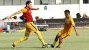 Pemain Bhayangkara FC, Vladimir Vujovic, berebut bola dengan Sani Rizky saat latihan jelang laga perdana Liga 1 di Lapangan ABC Senayan, Jakarta, Senin (19/3/2018). Bhayangkara FC akan berhadapan dengan Persija Jakarta. (Bola.com/Asprilla Dwi Adha)
