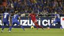 Boaz Solossa menggiring bola melewati pemain Thailand  pada leg kedua final Piala AFF 2016 di Stadion Raja Manggala, (17/12/2016). (Bola.com/Vitalis Yogi Trisna)