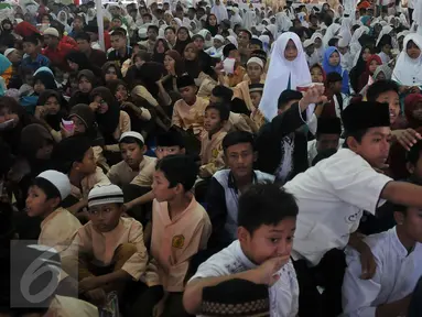 Sejumlah anak yatim piatu mengikuti buka bersama SCTV - Indosiar dan Yayasan Peduli Anak Indonesia (Pena) di Taman Impian Jaya Ancol, Jakarta, Selasa (21/6). Acara ini mengundang 1.000 anak yatim piatu dari 19 panti asuhan. (Liputan6.com/Johan Tallo)