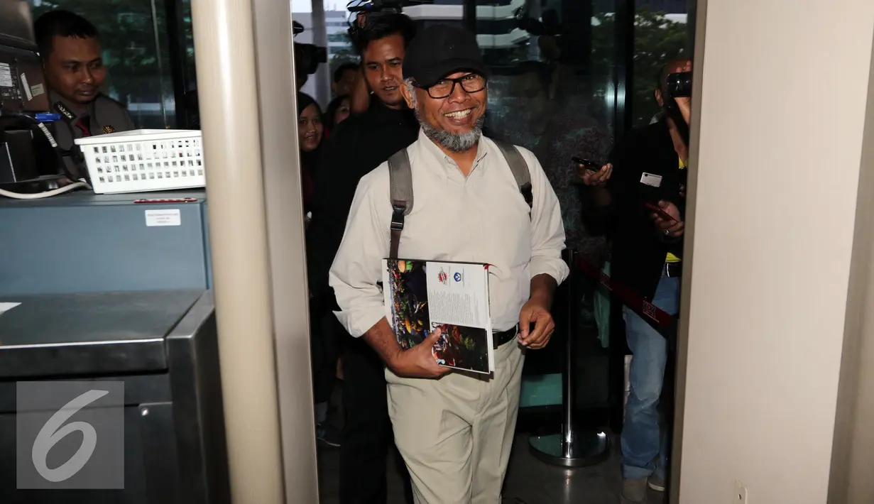 Mantan Wakil Ketua KPK, Bambang Widjojanto saat tiba di Gedung KPK, Jakarta, Kamis (29/9) Bambang mengaku diundang oleh Pimpinan KPK untuk berdiskusi tentang membangun kepercayaan publik. (Liputan6.com/Helmi Afandi) 