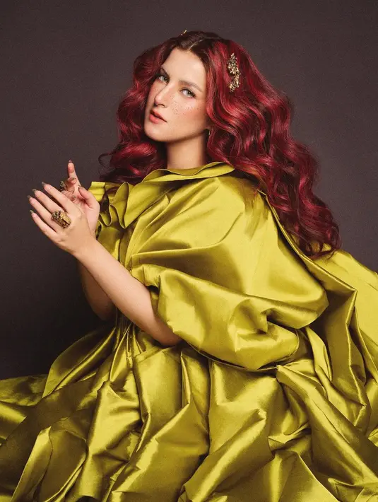 Melihat potret luar biasa Tasya Farasya cosplay menjadi peri. Gaun hijau olive berbaur sempurna dengan rambut merah dan makeup yang menonjolkan fitur-fitur terbaiknya. [Foto: Instagram/tasyafarasya]