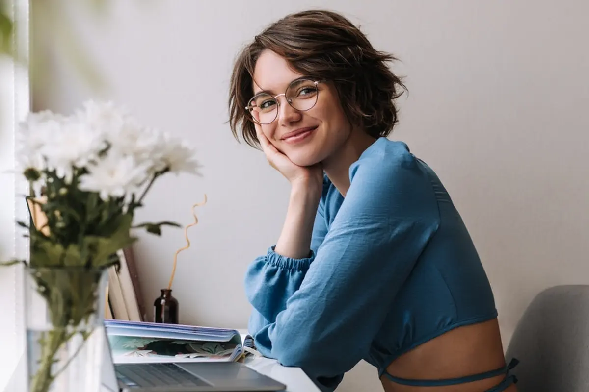 cantik tersenyum baju biru bahagia
