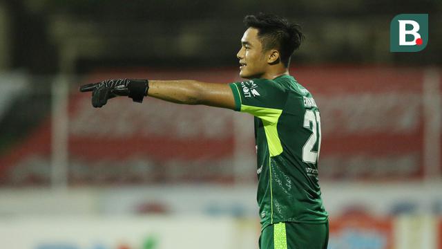 Foto: Aksi Ernando Ari Sutaryadi, Kiper Belia Persebaya Surabaya yang Membuat Juara BRI Liga 1 Bali United Gigit Jari