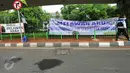 Petugas Dishub Jakarta memasang spanduk besar larangan melawan arus di putaran bawah jembatan layang Kalibata atau tepatnya setelah perlintasan kereta api Kalibata, Jakarta, Rabu (16/12/2015). (Liputan6.com/Yoppy Renato)