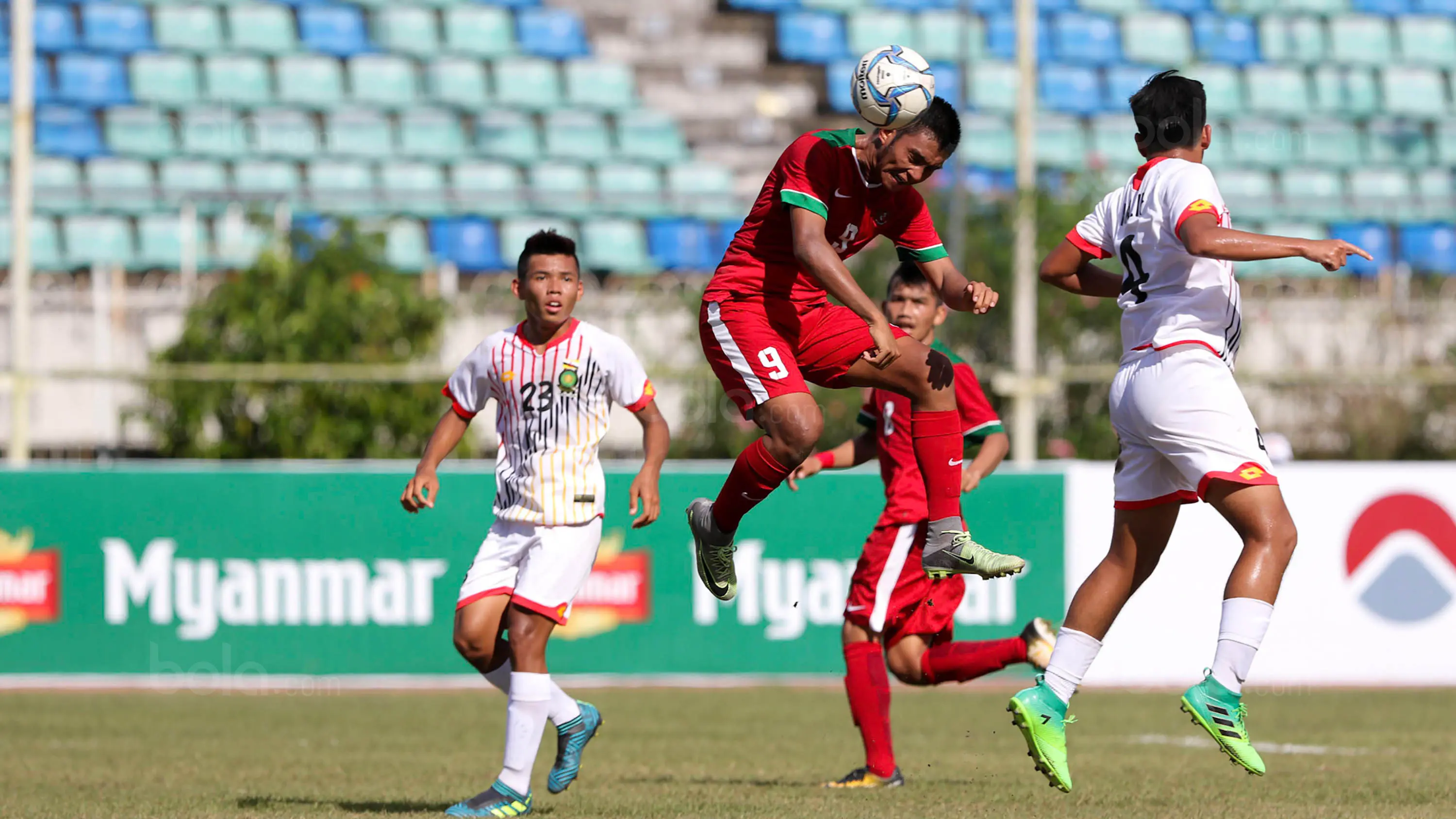 Pemain Timnas Indonesia U-19, Muhammad Rafli Nursalim, saat pertandingan melawan Brunei Darussalam pada laga Piala AFF U-18 di Stadion Thuwunna, Rabu, (13/9/2017). Indonesia menang 8-0 atas Brunei Darussalam. (Liputan6.com/Yoppy Renato)